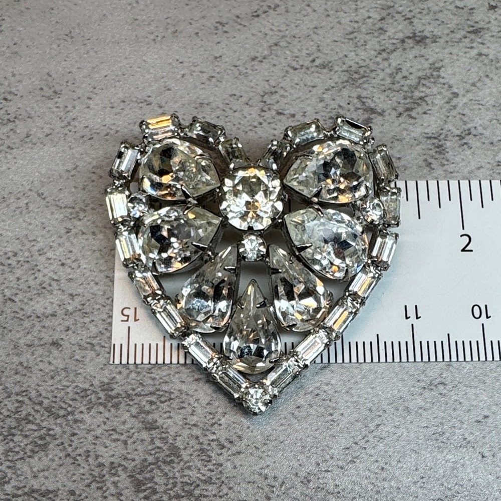 Albert Weiss vintage rhinestone-encrusted heart-shaped brooch. - Picture 12 of 12